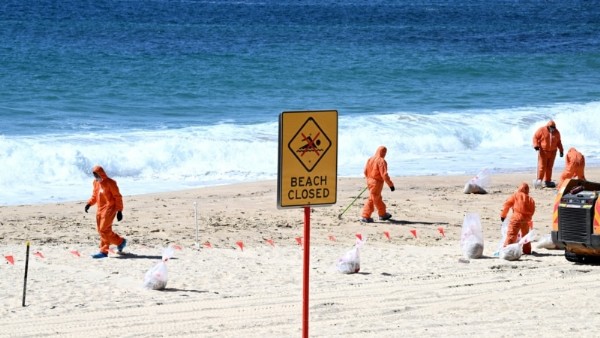 Sydney beaches closed due to toxic 'tar balls'