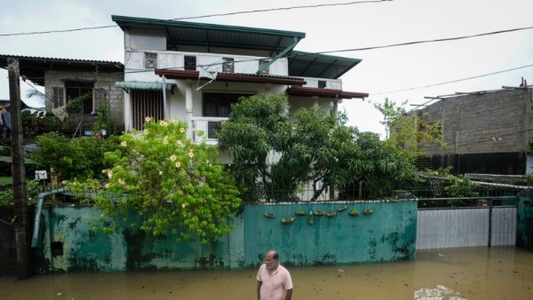 Sri Lanka closes schools as floods hammer capital 